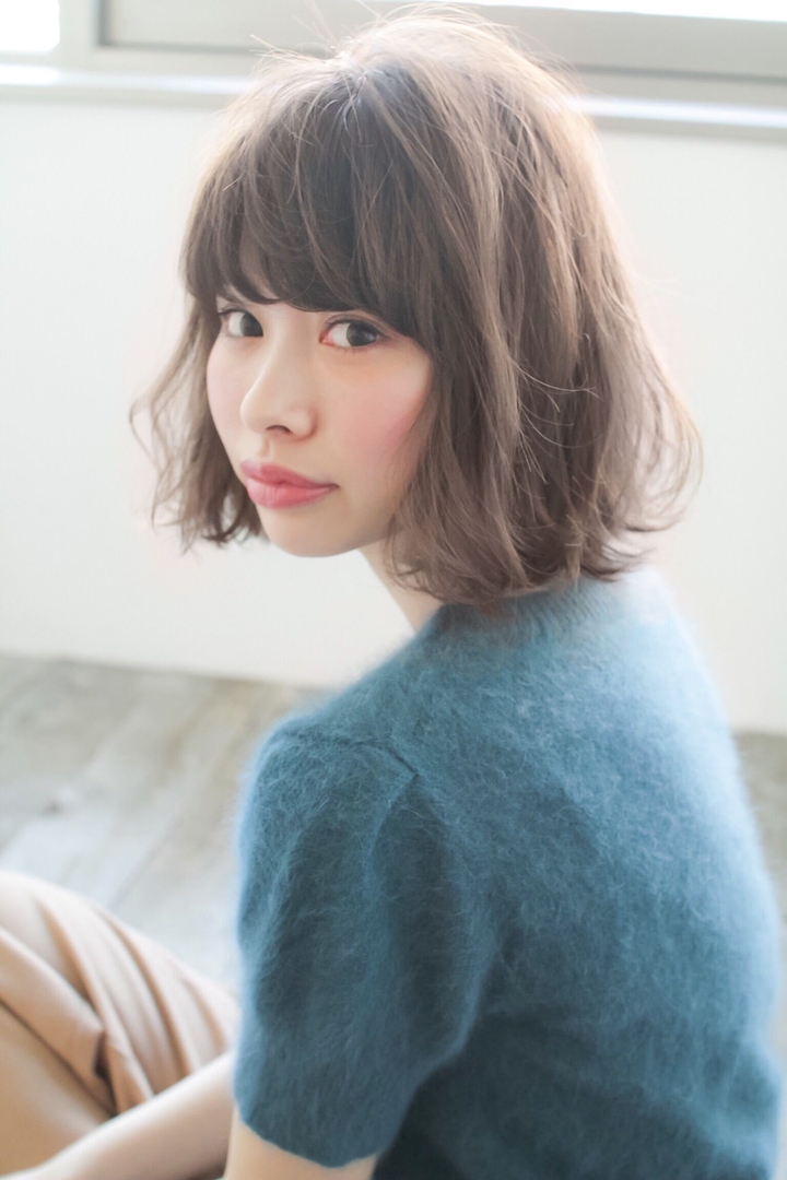 「アッシュグレージュ」はミディアムでも人気の髪色