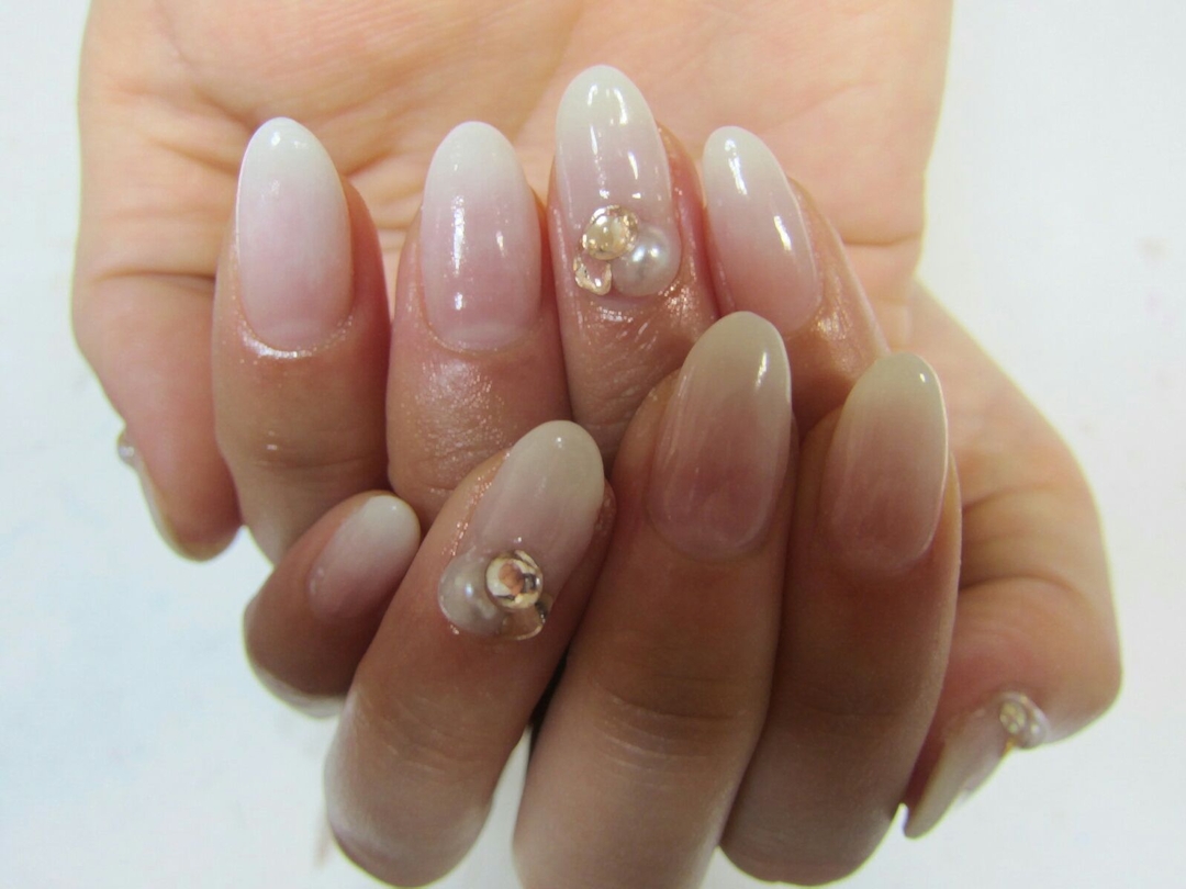DIA Nailさんのネイルデザインの写真。テーマは『白グラデーション、シンプル