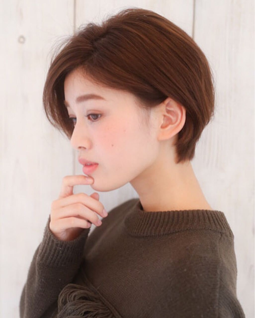 Tierra 町田雄一さんのヘアスタイル ナチュラルなショートは耳にかけ