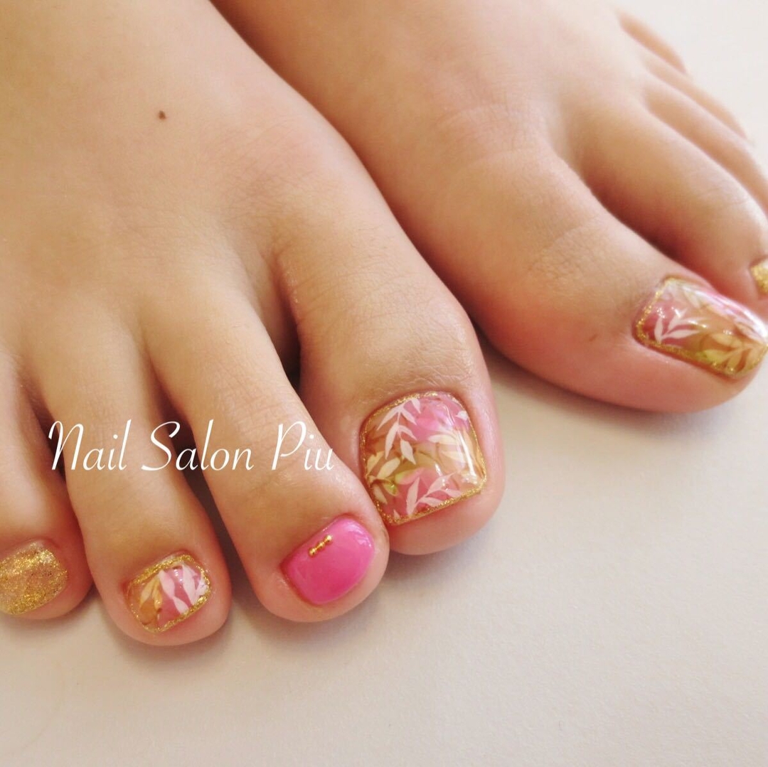 Nail Salon Piuのネイルデザイン ピンク ボタニカル フットネイル Tredina