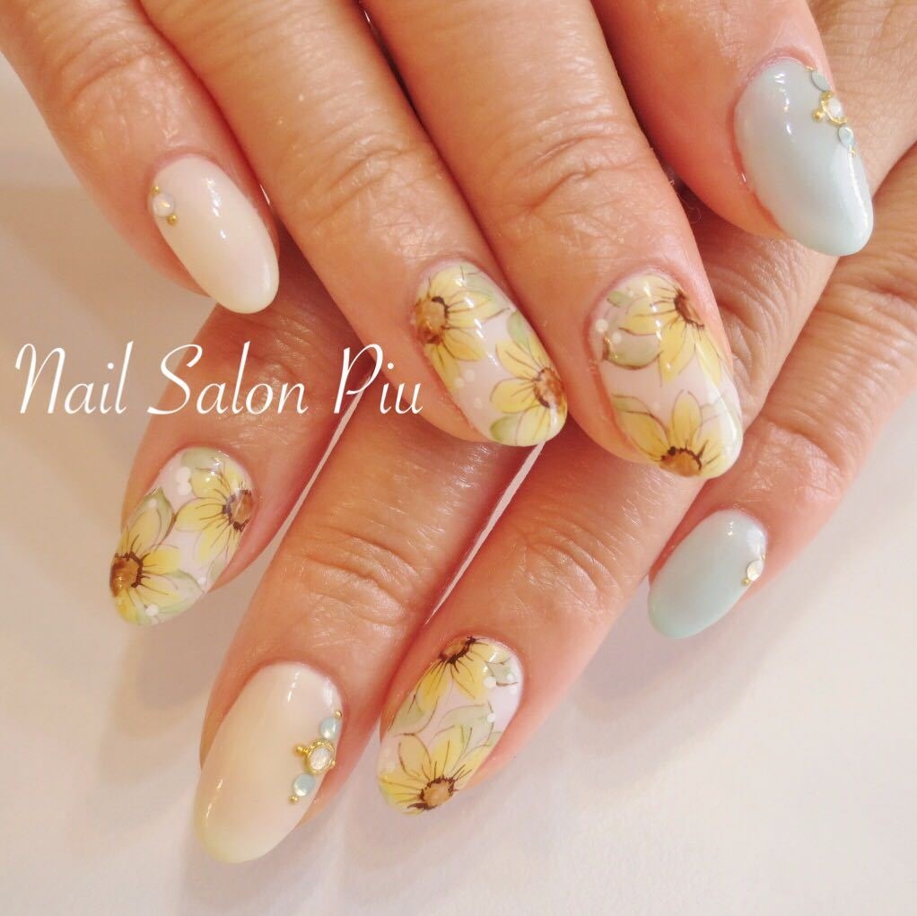 Nail Salon Piuのネイルデザイン 大人可愛い 夏ネイル ひまわり Tredina