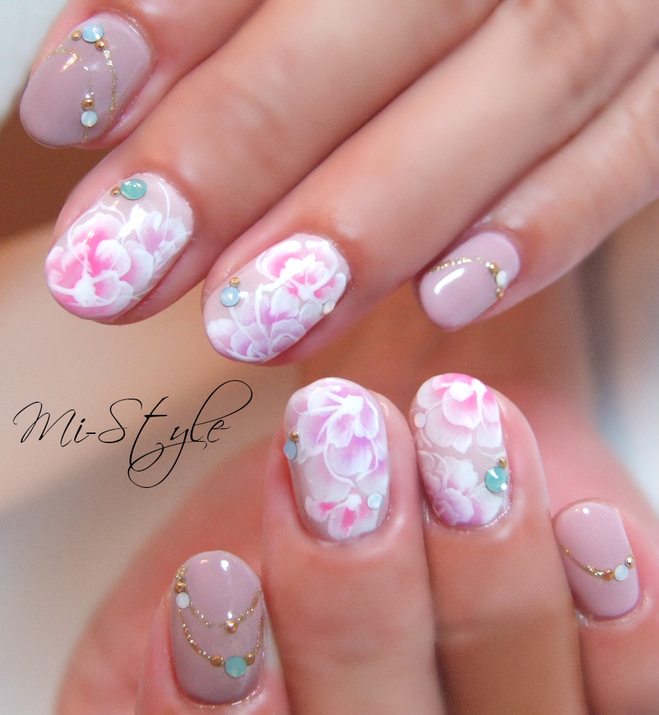 Mieko Hiramatsuのネイルデザイン 秋ネイル フラワーネイル くすみカラーネイル Tredina