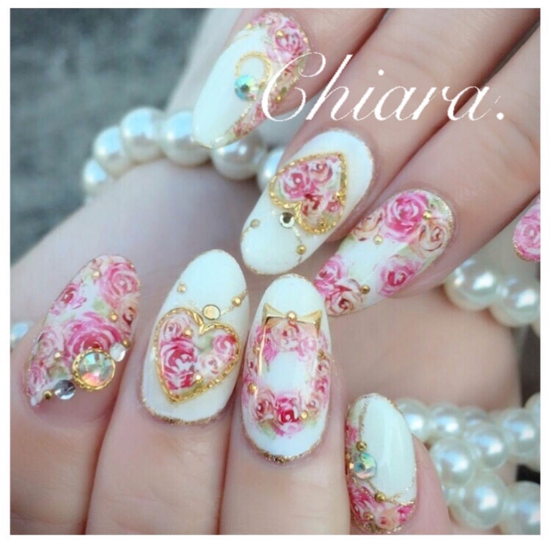 YokoShikata♡キアラさんのネイルデザインの写真。テーマは『ローズネイル、