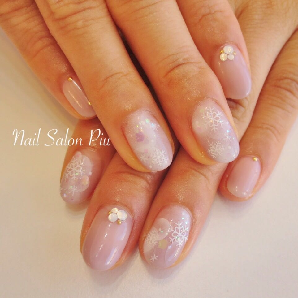 Nail Salon Piuのネイルデザイン 冬ネイル 雪の結晶 大人可愛いネイル Tredina