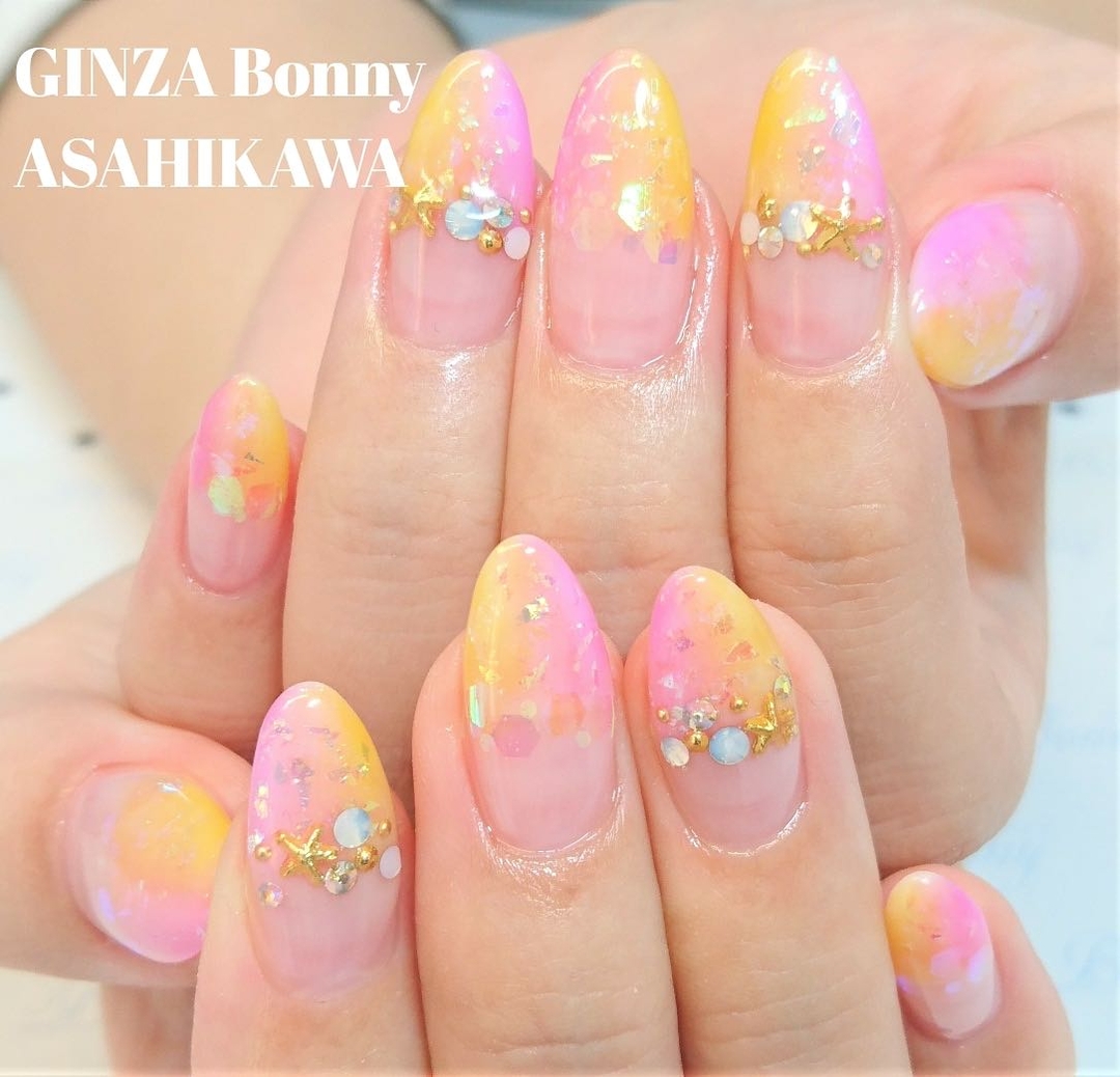 Ginza Bonny旭川店さんのネイルデザイン ピンクとオレンジのダブル