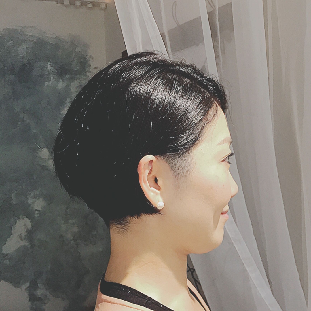 浦川 由起江さんのヘアスタイル 黒髪ショート 大人ショー Tredina