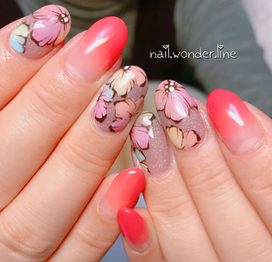 Nailwonderlineさんのネイルデザイン 手描きフラワーネイル春