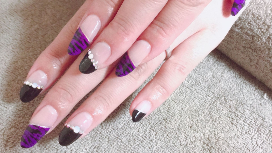 Flamのネイルデザイン パープルネイル ストーンネイル 斜めフレンチネイル Tredina