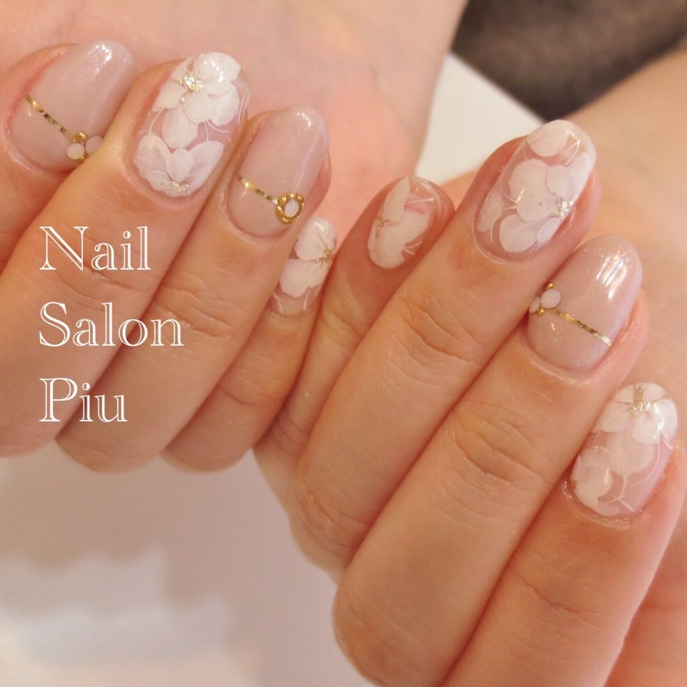 Nail Salon Piuのネイルデザイン ネイル フラワーネイル 上品ネイル Tredina